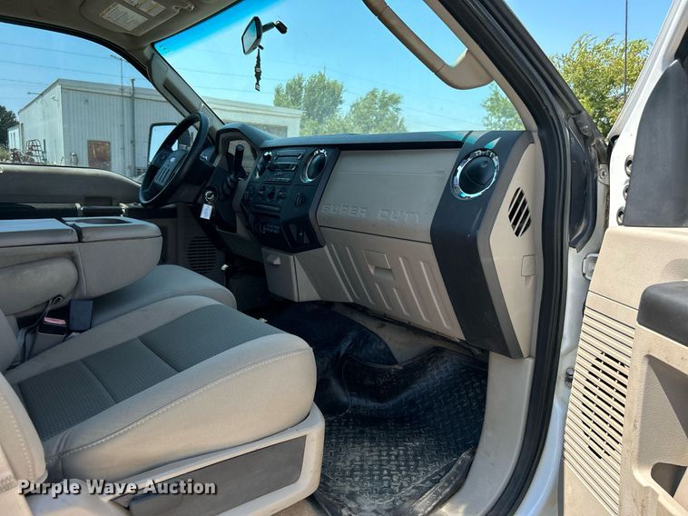 image for item DJ6309 2008 Ford F350 Super Duty XLT  Crew Cab pickup truck