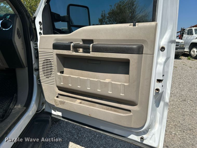 image for item DJ6309 2008 Ford F350 Super Duty XLT  Crew Cab pickup truck