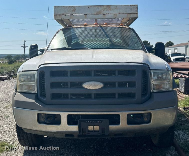 image for item DJ6312 2005 Ford F450 Super Duty  Crew Cab flatbed truck