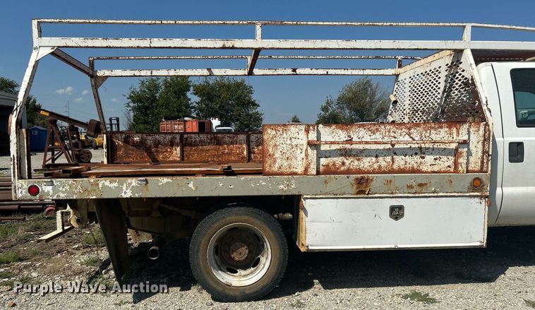 image for item DJ6312 2005 Ford F450 Super Duty  Crew Cab flatbed truck