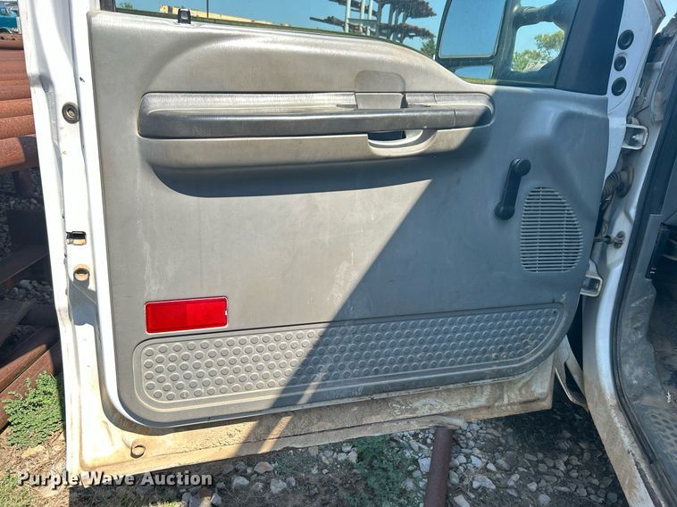 image for item DJ6312 2005 Ford F450 Super Duty  Crew Cab flatbed truck