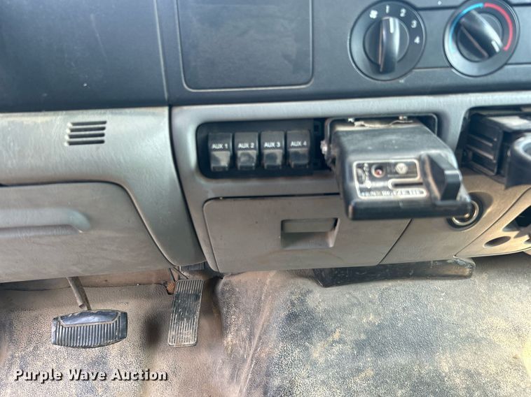 image for item DJ6312 2005 Ford F450 Super Duty  Crew Cab flatbed truck