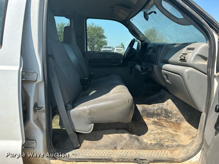 image for item DJ6312 2005 Ford F450 Super Duty  Crew Cab flatbed truck