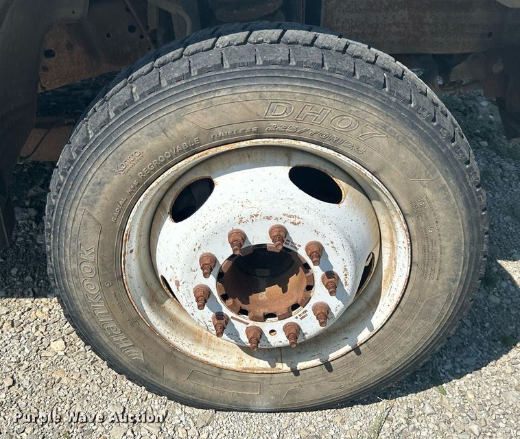 image for item DJ6312 2005 Ford F450 Super Duty  Crew Cab flatbed truck