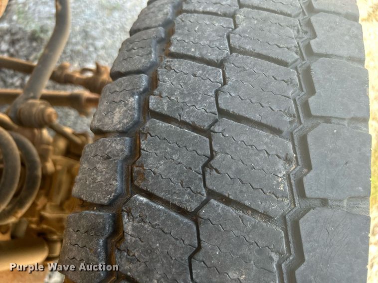 image for item DJ6312 2005 Ford F450 Super Duty  Crew Cab flatbed truck