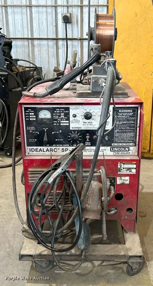 image for item DJ6324 Lincoln Idealarc SP-200  welder