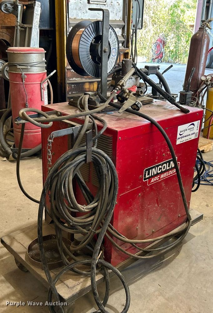 image for item DJ6324 Lincoln Idealarc SP-200  welder