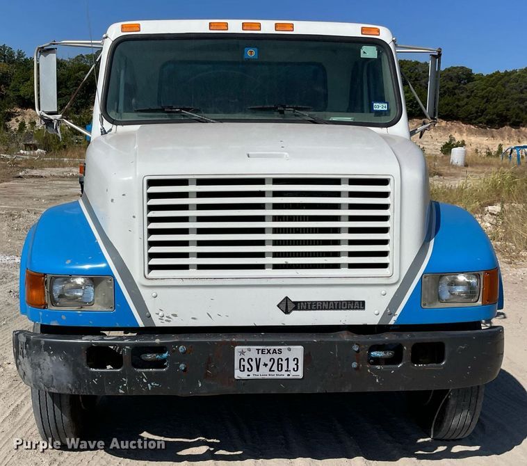 image for item DM0373 2001 International 4700  flatbed truck