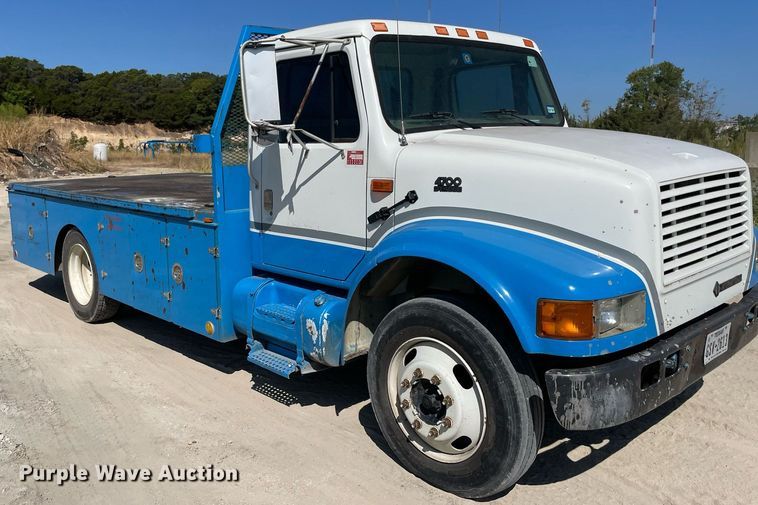 image for item DM0373 2001 International 4700  flatbed truck