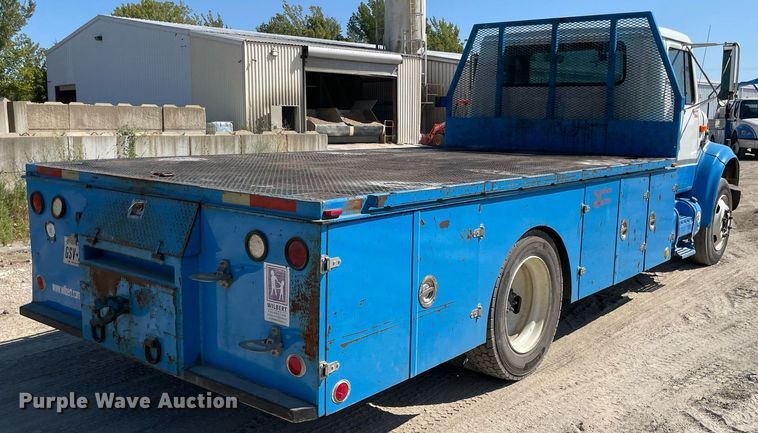 image for item DM0373 2001 International 4700  flatbed truck