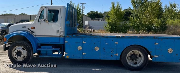 image for item DM0373 2001 International 4700  flatbed truck