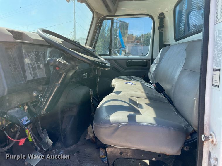 image for item DM0373 2001 International 4700  flatbed truck