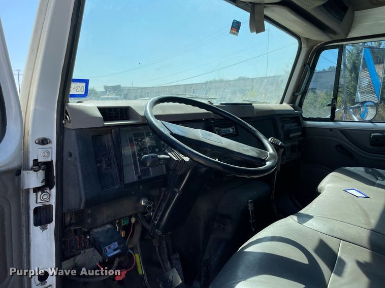 image for item DM0373 2001 International 4700  flatbed truck