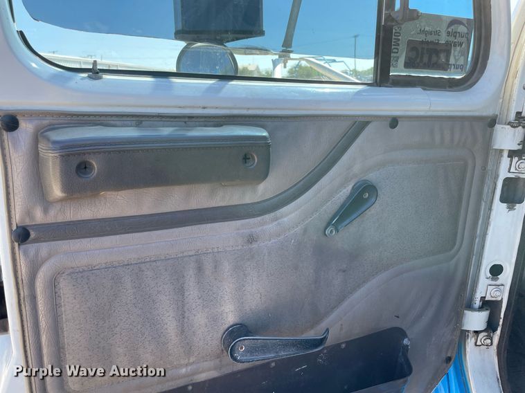 image for item DM0373 2001 International 4700  flatbed truck