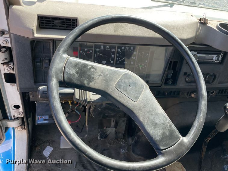 image for item DM0373 2001 International 4700  flatbed truck