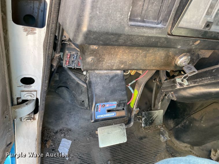 image for item DM0373 2001 International 4700  flatbed truck