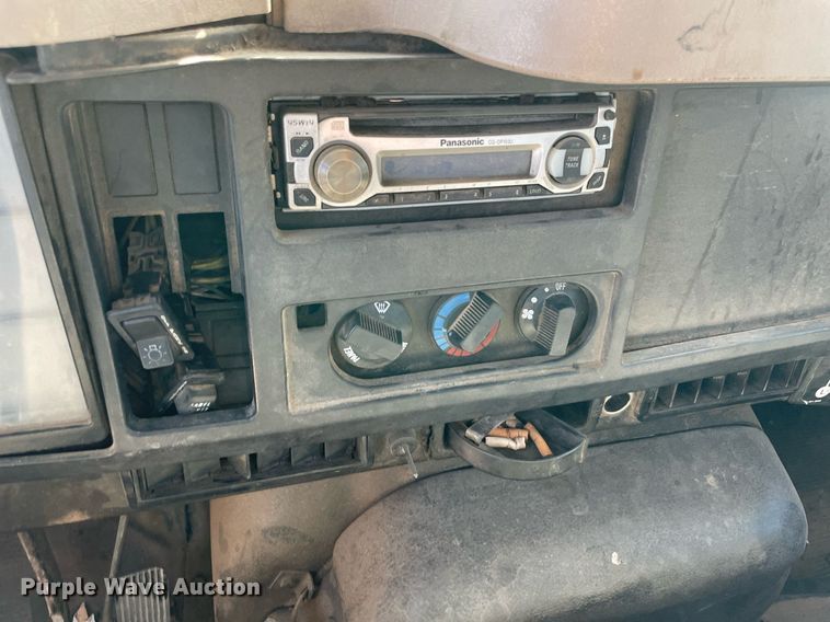 image for item DM0373 2001 International 4700  flatbed truck