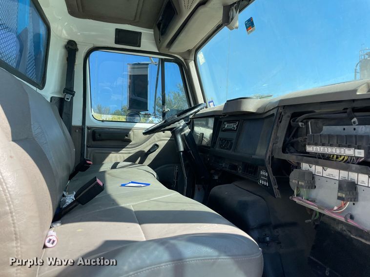 image for item DM0373 2001 International 4700  flatbed truck