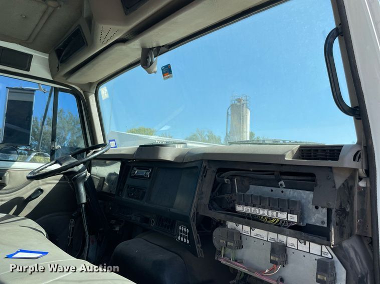 image for item DM0373 2001 International 4700  flatbed truck