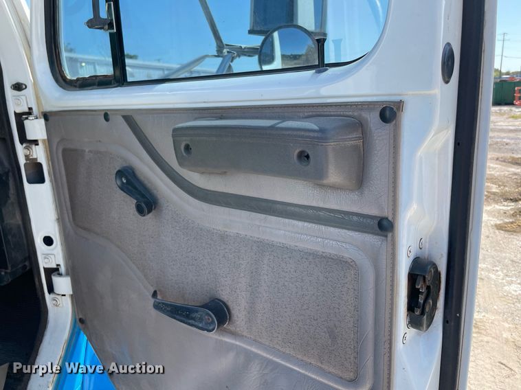 image for item DM0373 2001 International 4700  flatbed truck