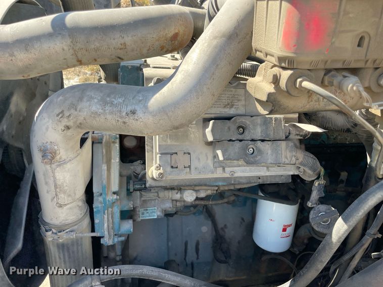 image for item DM0373 2001 International 4700  flatbed truck