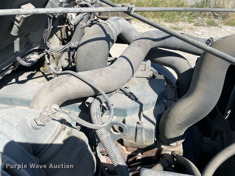 image for item DM0373 2001 International 4700  flatbed truck