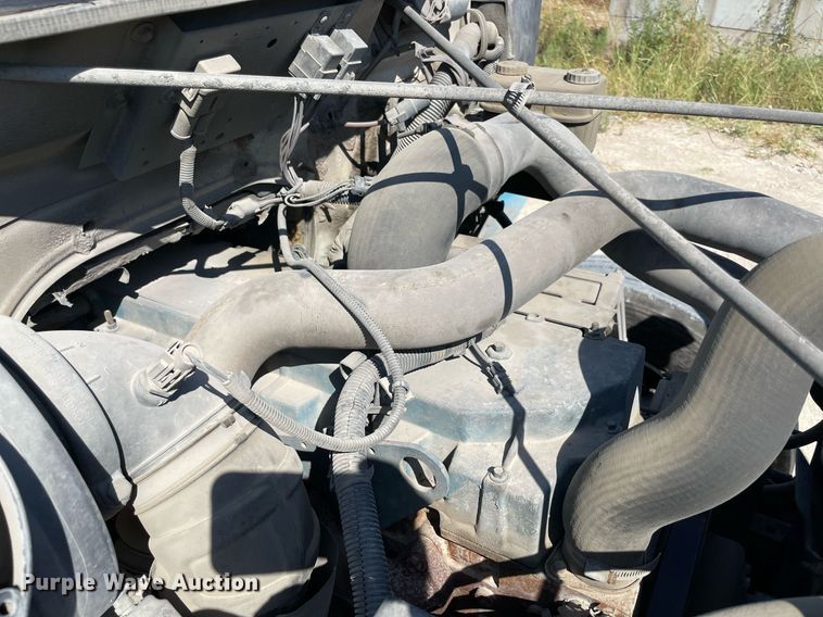 image for item DM0373 2001 International 4700  flatbed truck