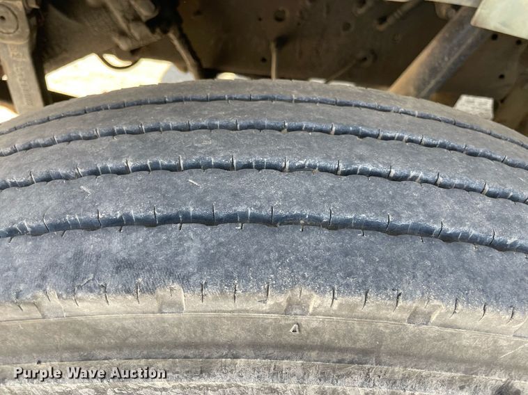 image for item DM0373 2001 International 4700  flatbed truck