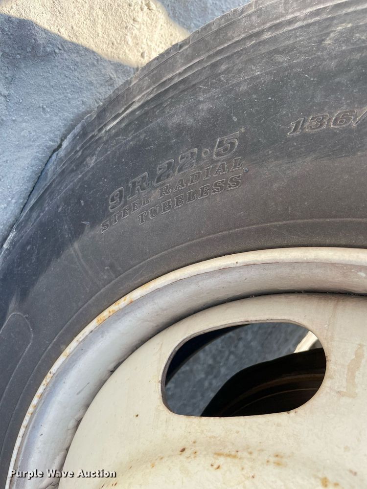 image for item DM0373 2001 International 4700  flatbed truck