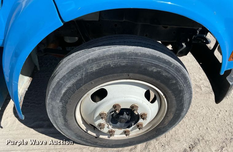 image for item DM0373 2001 International 4700  flatbed truck