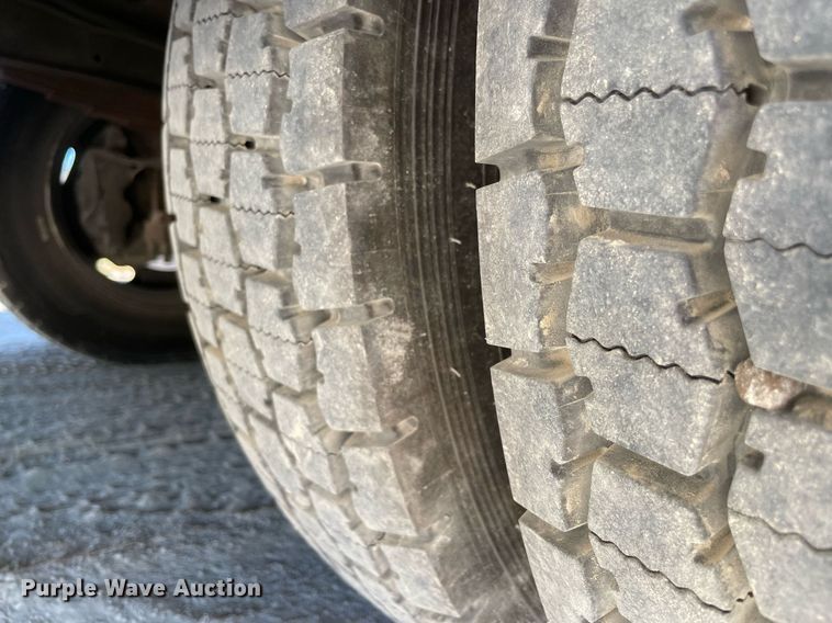 image for item DM0373 2001 International 4700  flatbed truck