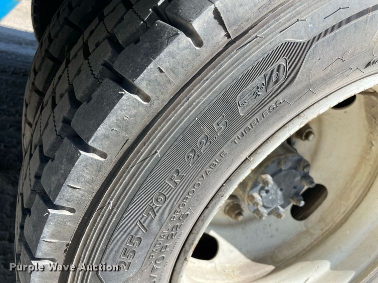 image for item DM0373 2001 International 4700  flatbed truck