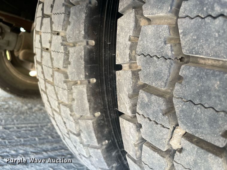 image for item DM0373 2001 International 4700  flatbed truck