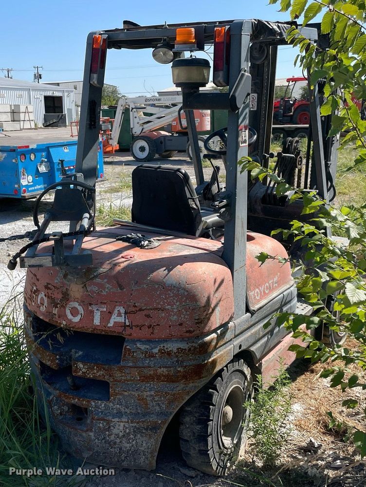 image for item DM0375 Toyota 02-6FGU30  forklift