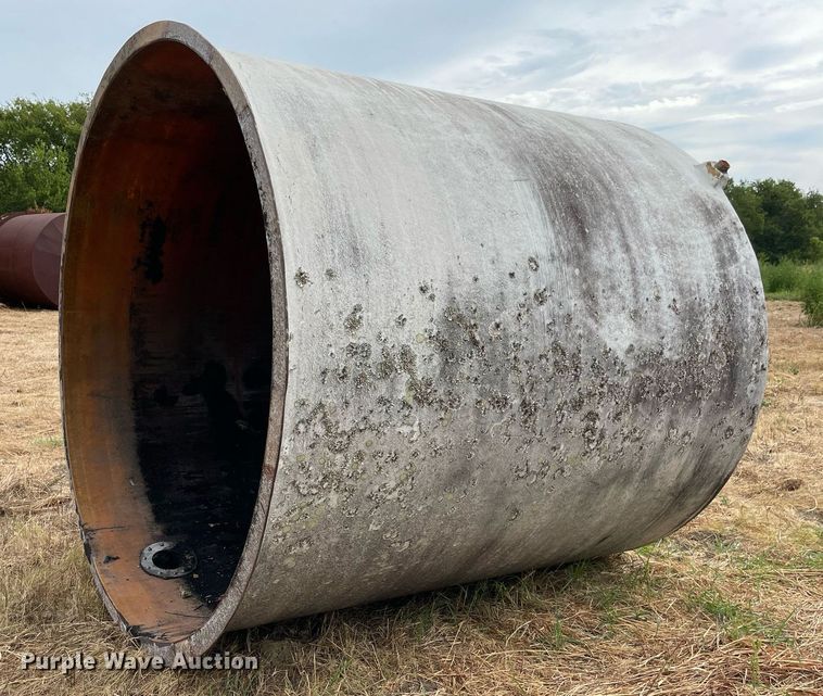 image for item DM0396 (2) fiberglass tanks