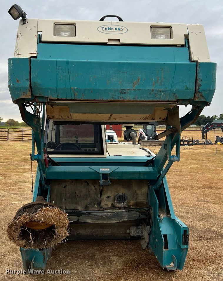 image for item DN3151 Tennant 800  sweeper