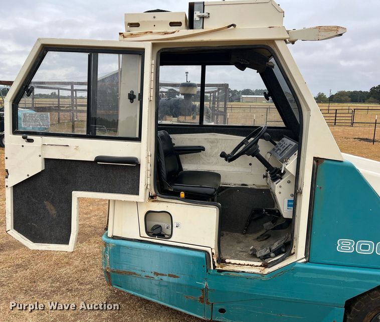 image for item DN3151 Tennant 800  sweeper