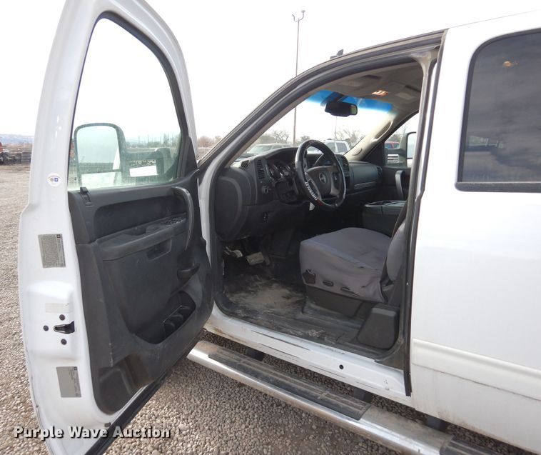 image for item DN6299 2013 GMC Sierra 3500HD  Ext. Cab flatbed truck