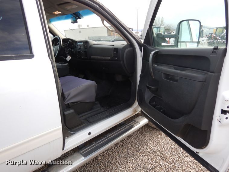 image for item DN6299 2013 GMC Sierra 3500HD  Ext. Cab flatbed truck