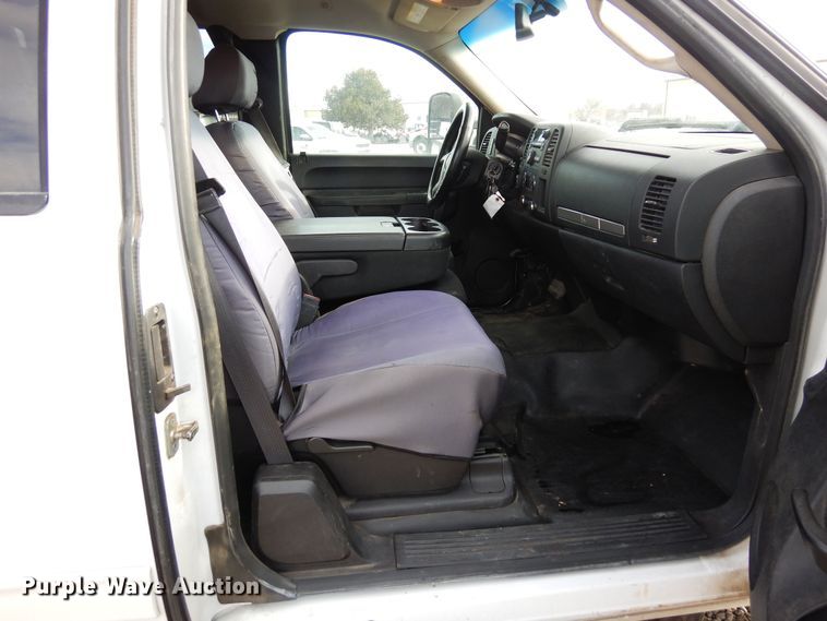 image for item DN6299 2013 GMC Sierra 3500HD  Ext. Cab flatbed truck