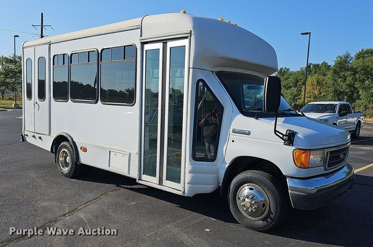 image for item DN8721 2007 Ford E450  shuttle bus