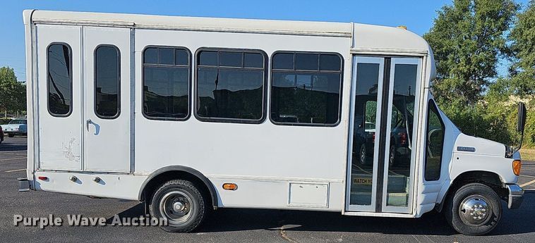 image for item DN8721 2007 Ford E450  shuttle bus