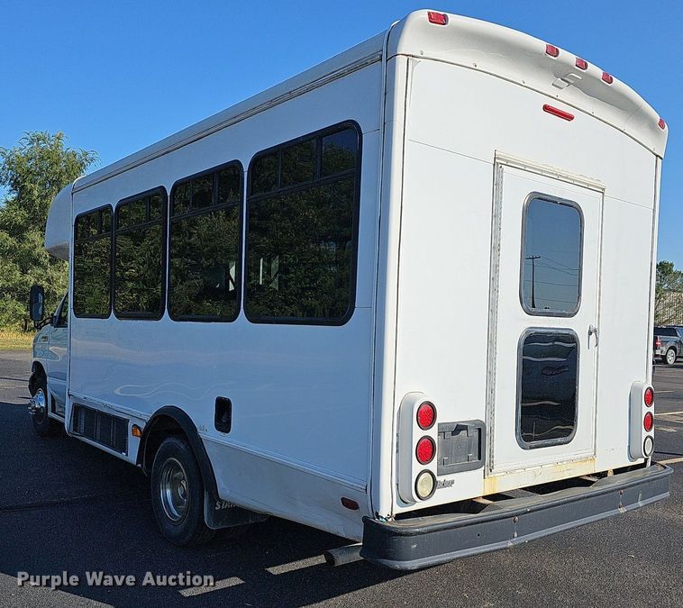 image for item DN8721 2007 Ford E450  shuttle bus