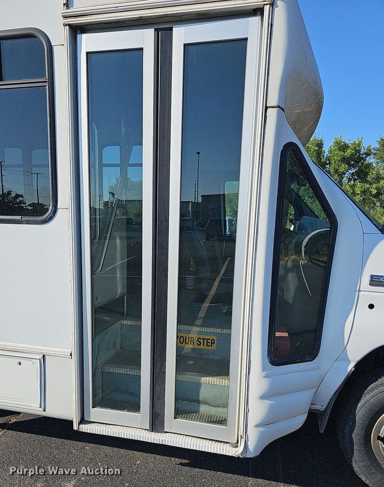 image for item DN8721 2007 Ford E450  shuttle bus