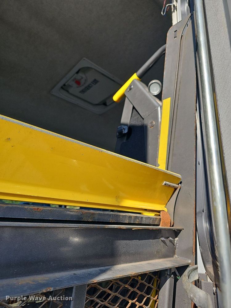 image for item DN8721 2007 Ford E450  shuttle bus