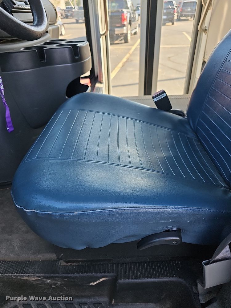 image for item DN8721 2007 Ford E450  shuttle bus