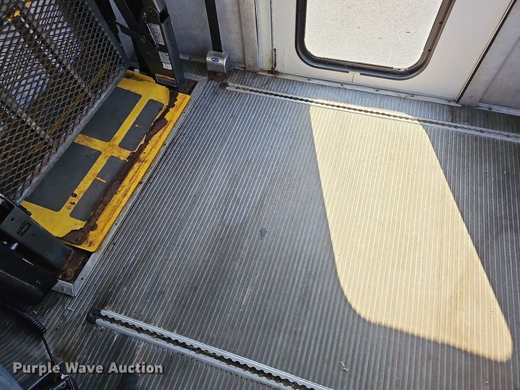 image for item DN8721 2007 Ford E450  shuttle bus