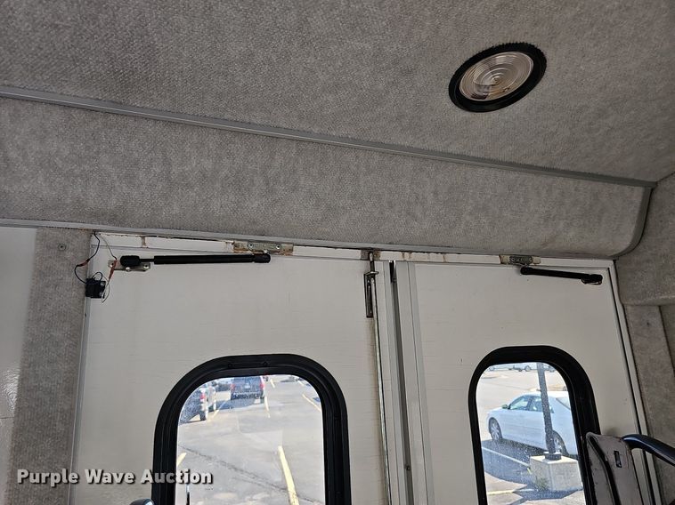 image for item DN8721 2007 Ford E450  shuttle bus