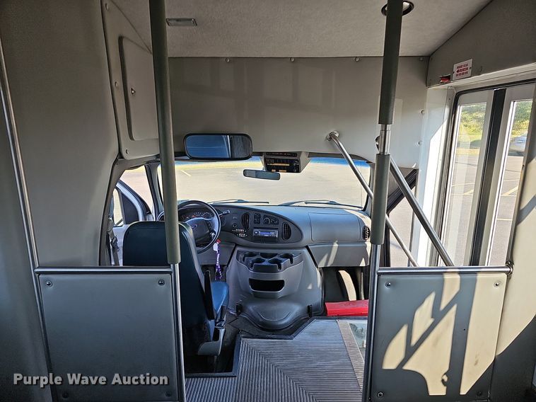 image for item DN8721 2007 Ford E450  shuttle bus