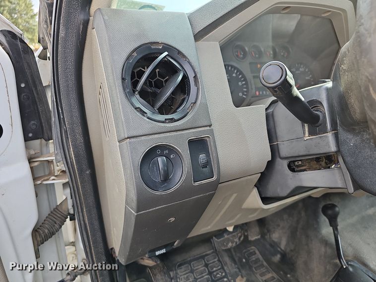 image for item DN8722 2010 Ford F250 Super Duty  flatbed pickup truck